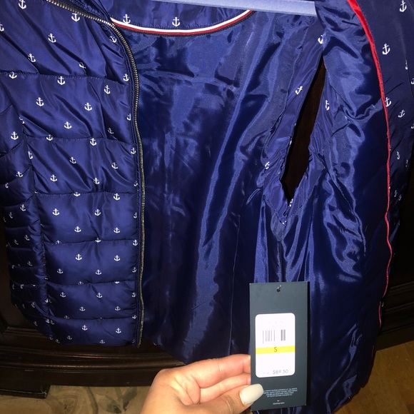 NWT Tommy Hilfiger Women's Puffer Vest - Picture 3 of 3